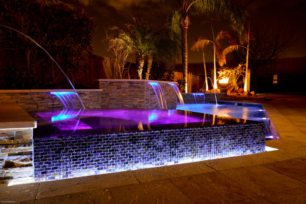 Diseño de piscina con fuente contemporánea de tamaño medio a medida en patio trasero con suelo de baldosas