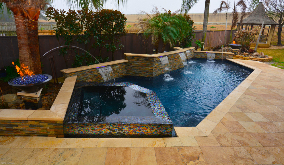 Ispirazione per una piscina minimal personalizzata di medie dimensioni e dietro casa con fontane e piastrelle