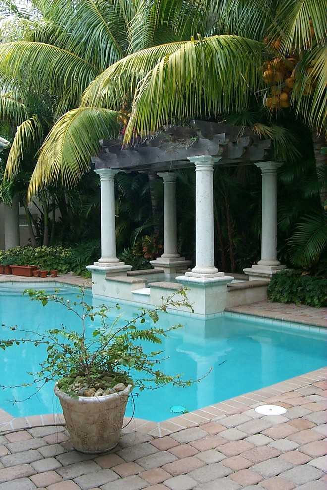 Imagen de piscinas y jacuzzis naturales mediterráneos de tamaño medio rectangulares en patio con adoquines de hormigón