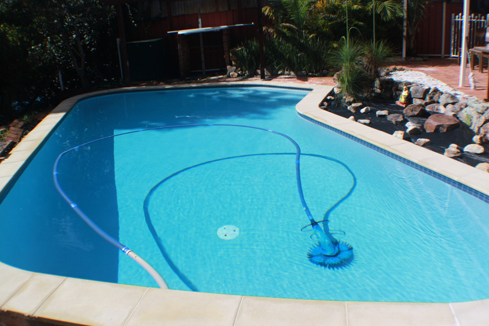 Idée de décoration pour une piscine minimaliste en forme de haricot.