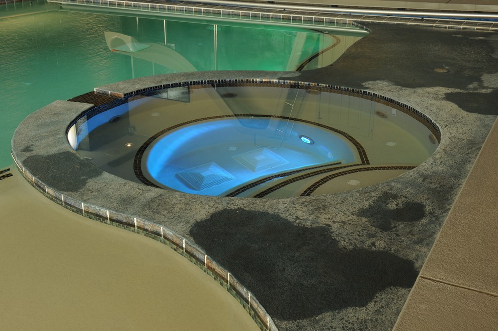 Pool - contemporary pool idea in Milwaukee