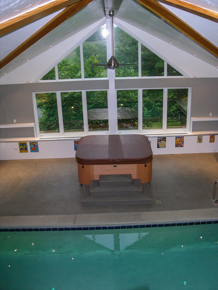 Imagen de piscina alargada tradicional grande interior y rectangular con suelo de baldosas