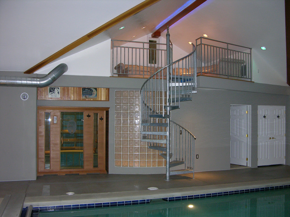 Modelo de piscina alargada clásica grande interior y rectangular con suelo de baldosas