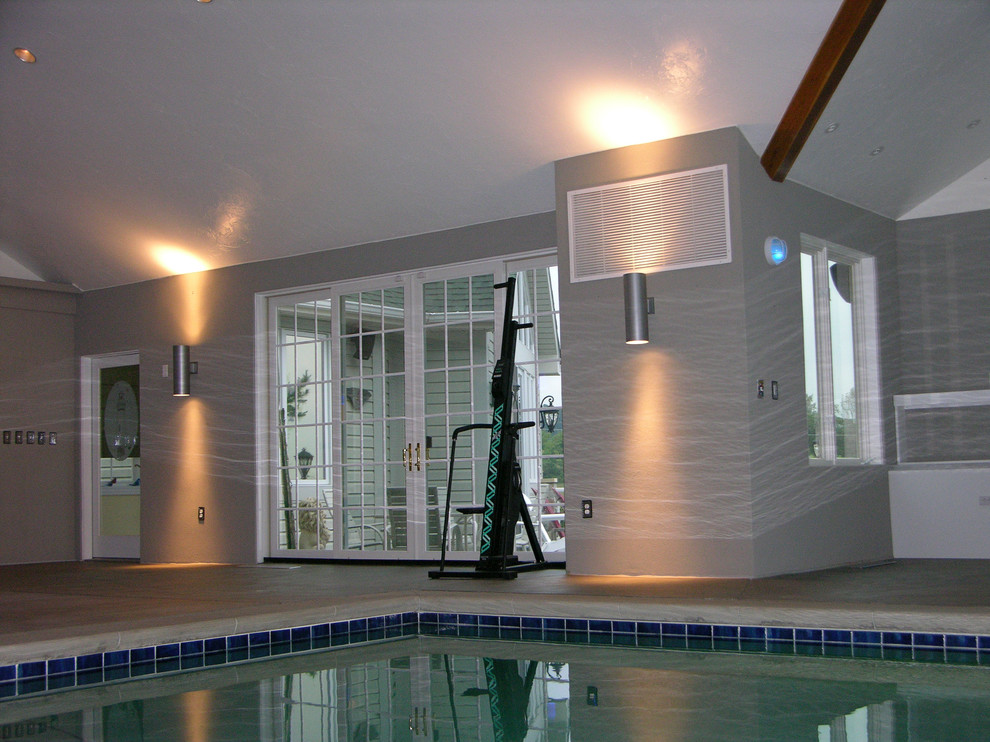 Idee per una grande piscina coperta monocorsia classica rettangolare con piastrelle