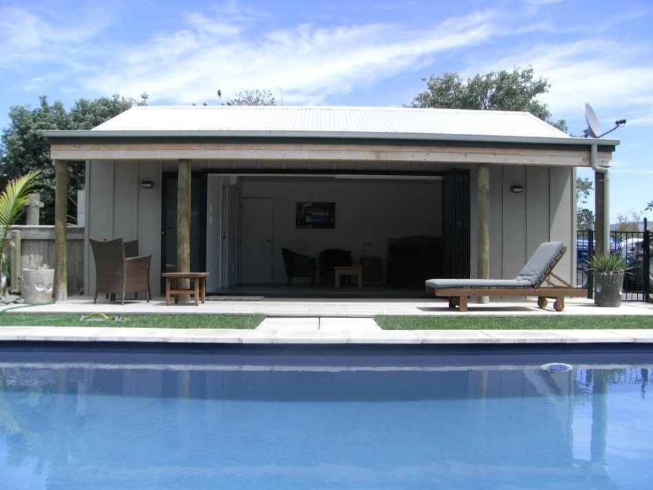 Diseño de casa de la piscina y piscina grande rectangular en patio trasero