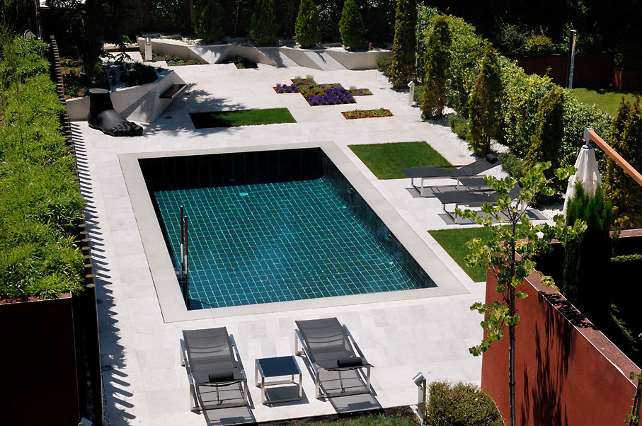 Foto de casa de la piscina y piscina alargada tradicional renovada de tamaño medio rectangular