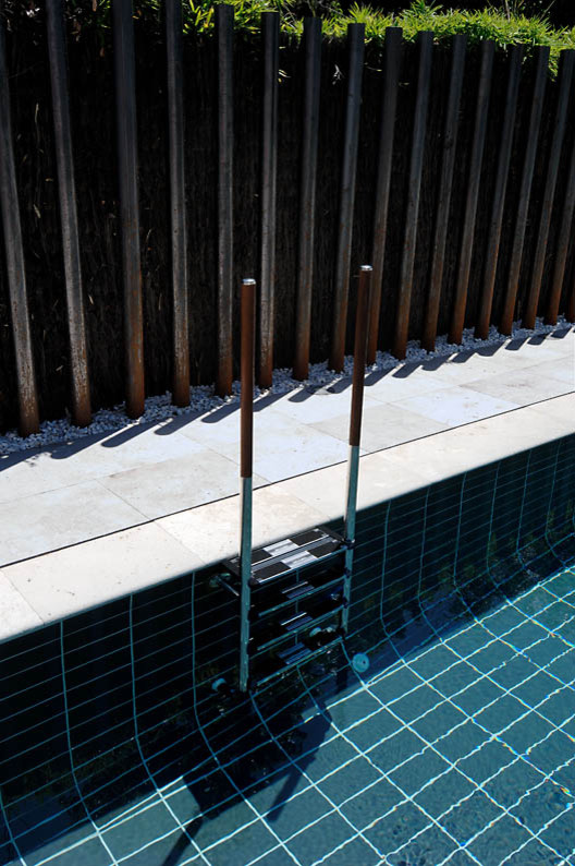 Стильный дизайн: спортивный, прямоугольный бассейн среднего размера на внутреннем дворе в стиле неоклассика (современная классика) с домиком у бассейна - последний тренд