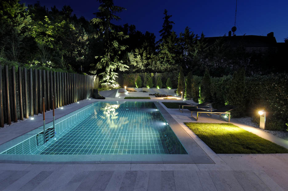 Moderner Pool in Madrid