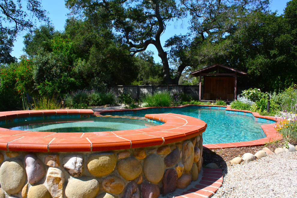 Mediterraner Pool in individueller Form in Santa Barbara