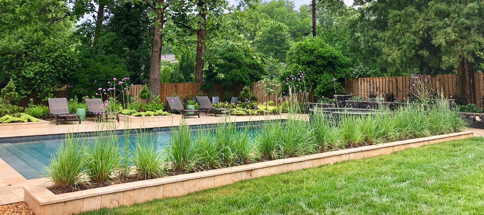 Idée de décoration pour une piscine design.