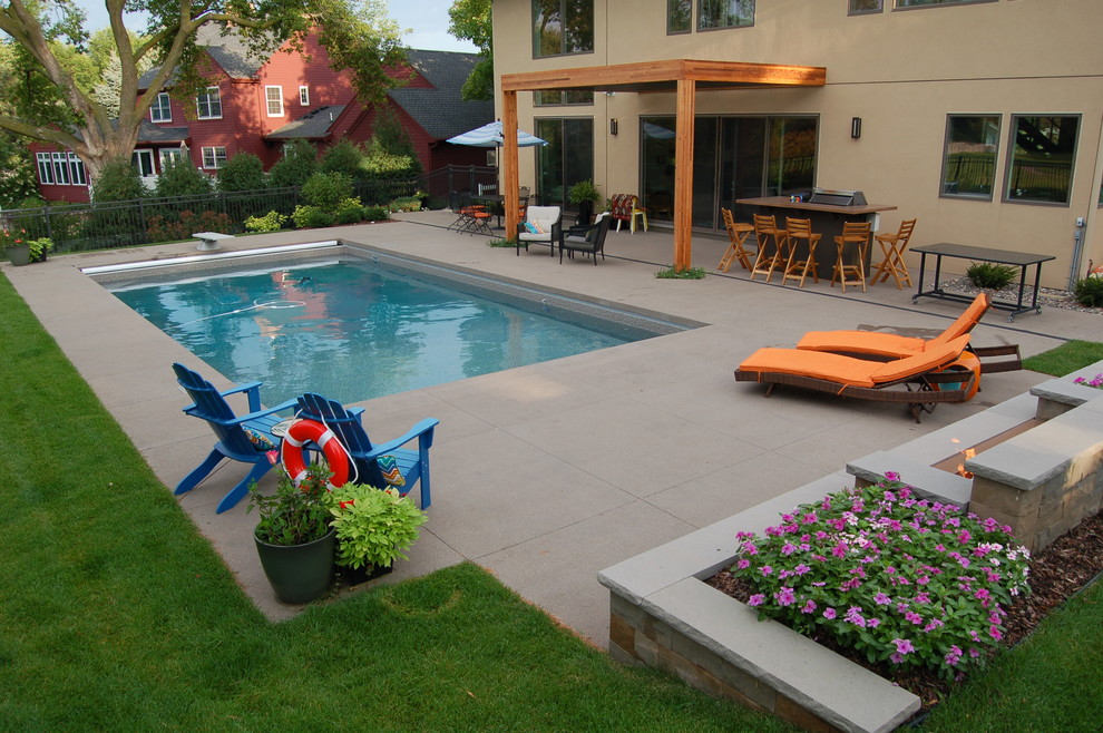 Idee per una piccola piscina design rettangolare dietro casa con lastre di cemento