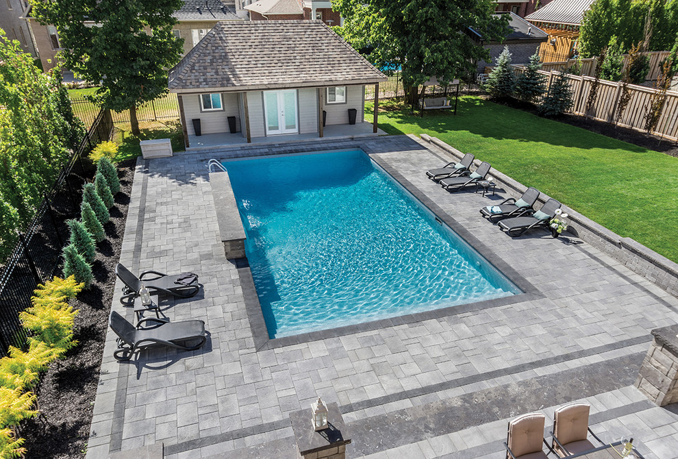 Idee per un'ampia piscina contemporanea rettangolare dietro casa con una dépendance a bordo piscina e pavimentazioni in cemento
