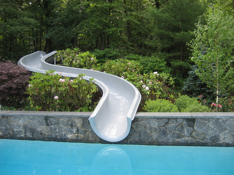 Idées déco pour une piscine contemporaine avec un toboggan.