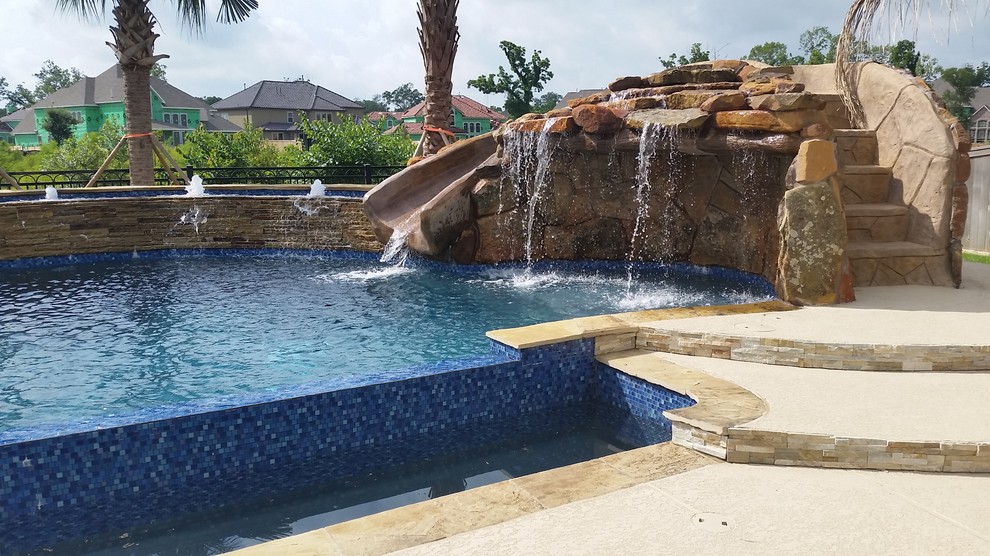 Esempio di una grande piscina fuori terra moderna personalizzata dietro casa con un acquascivolo e piastrelle