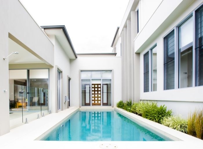Ispirazione per una piscina monocorsia contemporanea rettangolare di medie dimensioni e in cortile con pavimentazioni in cemento