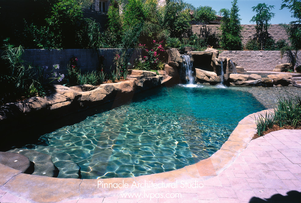 Geräumiger Klassischer Pool in runder Form mit Wasserspiel und Natursteinplatten in Las Vegas