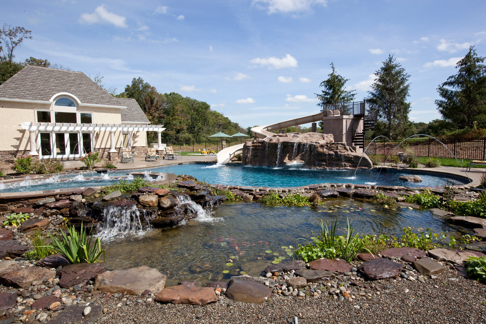 Modelo de casa de la piscina y piscina natural contemporánea extra grande a medida en patio trasero con suelo de hormigón estampado