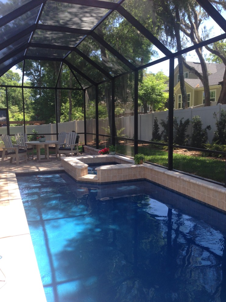 Idées déco pour une piscine arrière contemporaine de taille moyenne et rectangle avec un bain bouillonnant et des pavés en brique.