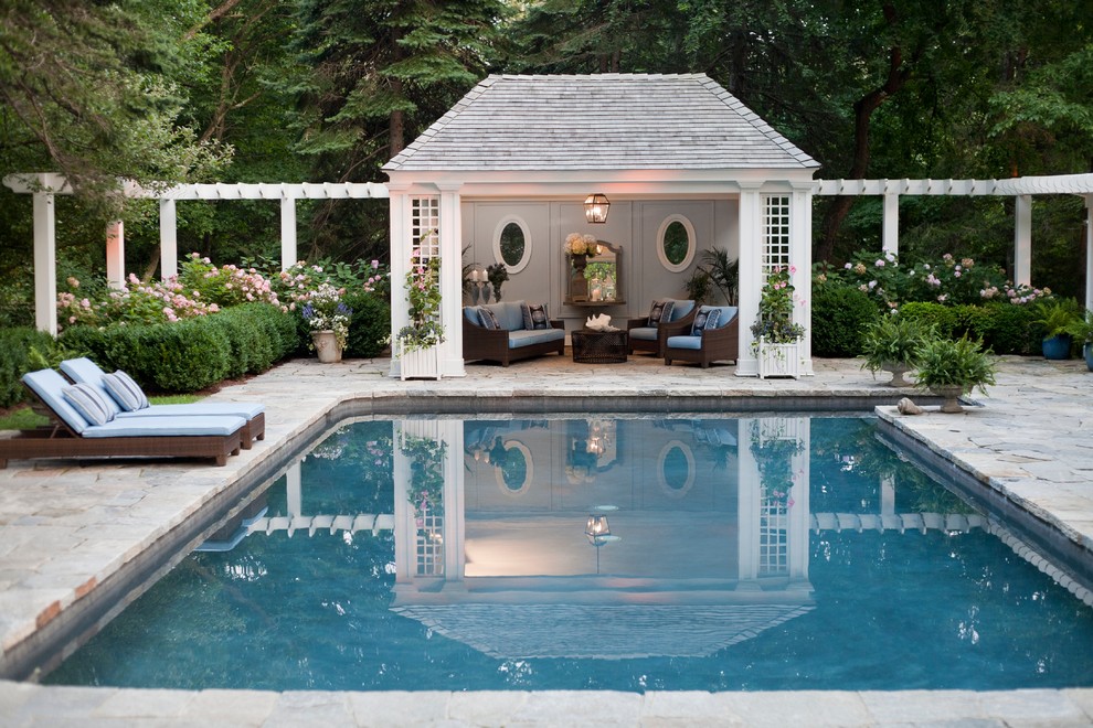 Пример оригинального дизайна: прямоугольный, спортивный бассейн среднего размера на заднем дворе в классическом стиле с покрытием из каменной брусчатки и домиком у бассейна
