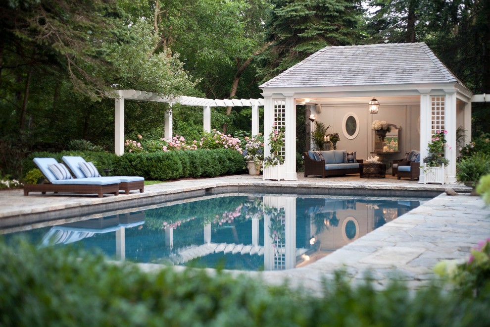 Esempio di una piscina naturale classica rettangolare di medie dimensioni e dietro casa con una dépendance a bordo piscina e pavimentazioni in pietra naturale