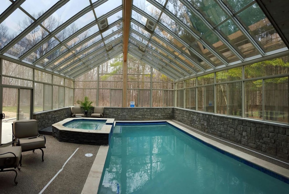 Foto di una grande piscina coperta monocorsia tradizionale rettangolare con una vasca idromassaggio