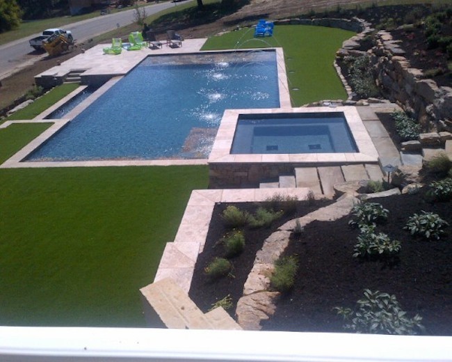 Ejemplo de piscinas y jacuzzis infinitos actuales de tamaño medio rectangulares en patio trasero