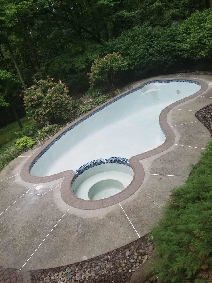 Idee per una piscina naturale chic personalizzata di medie dimensioni e dietro casa con pavimentazioni in mattoni