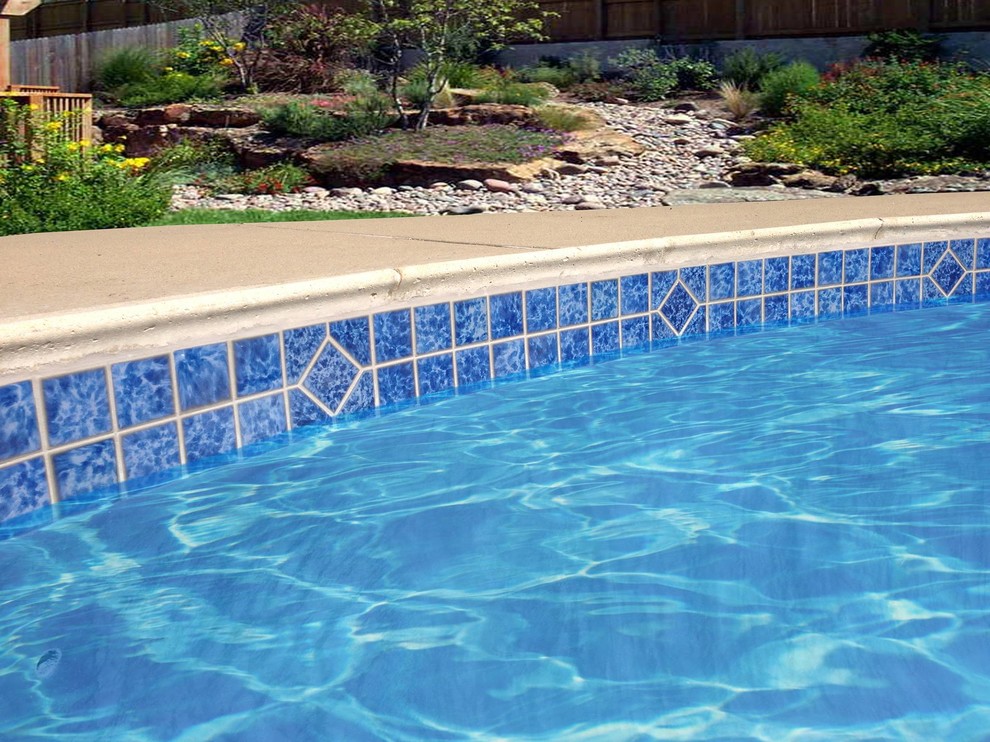 Mittelgroßer Klassischer Schwimmteich hinter dem Haus mit Betonplatten in Phoenix