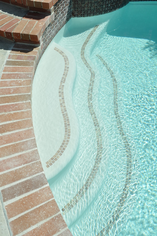 Idée de décoration pour un couloir de nage arrière tradition en forme de haricot de taille moyenne avec un bain bouillonnant et une dalle de béton.