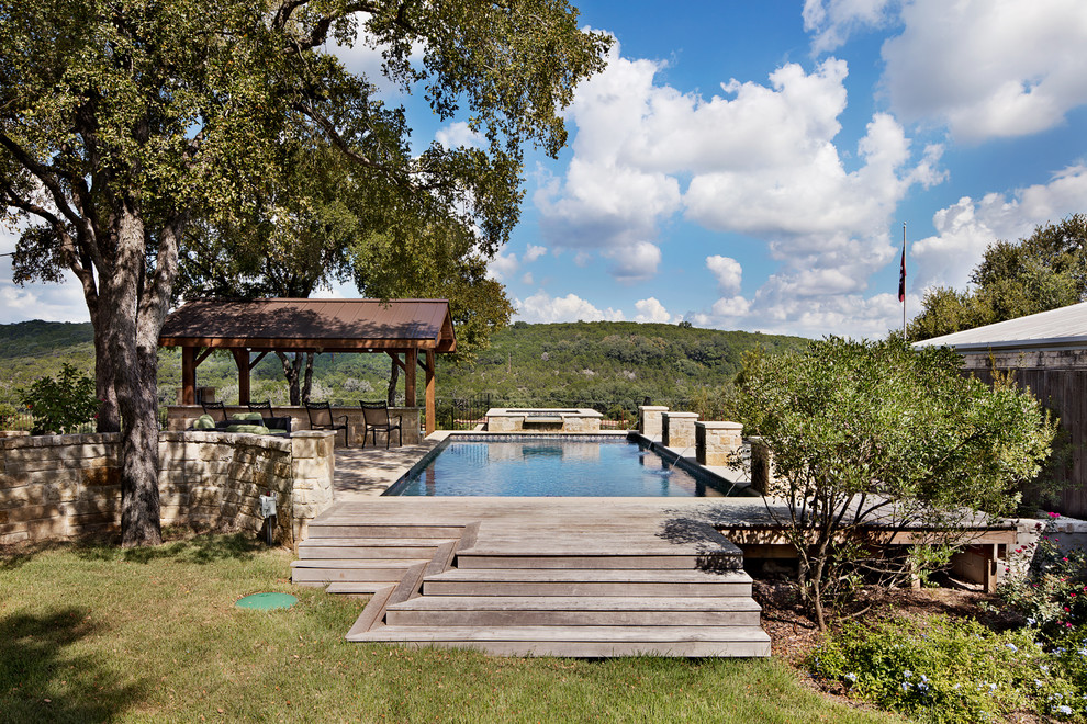 Oberirdischer, Kleiner Rustikaler Pool in rechteckiger Form mit Wasserspiel und Dielen in Austin