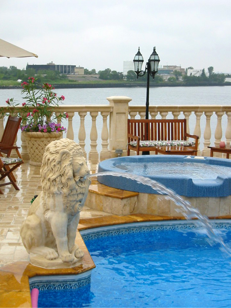 Immagine di una grande piscina chic rotonda dietro casa con fontane