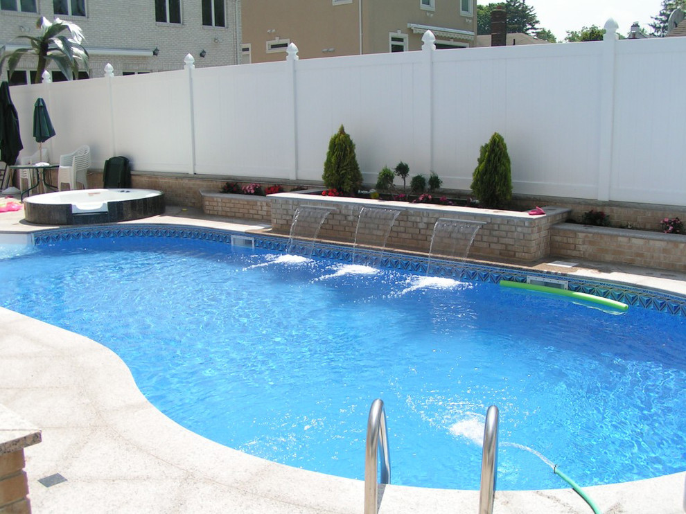 Imagen de piscina con fuente clásica grande a medida en patio trasero