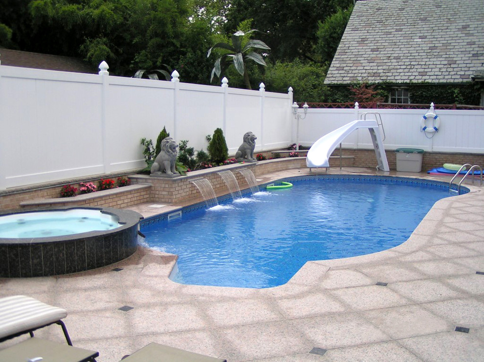Foto de piscina con fuente tradicional grande a medida en patio trasero