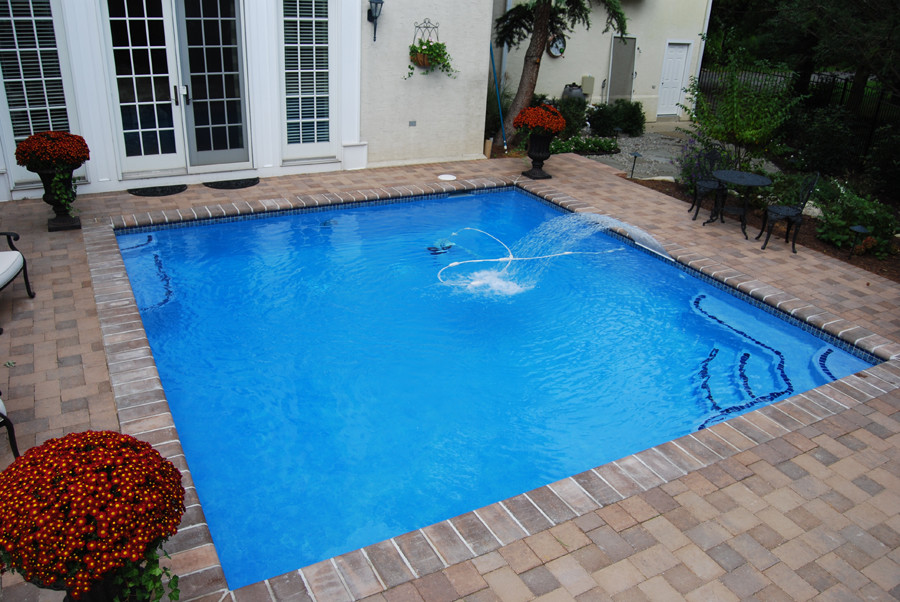 Exempel på en modern pool, med en fontän