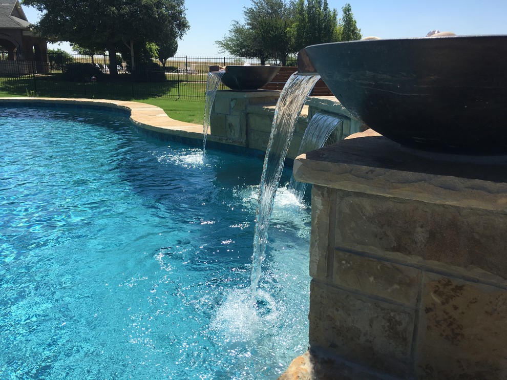 Foto de piscina con fuente natural de estilo americano extra grande a medida en patio trasero con adoquines de piedra natural
