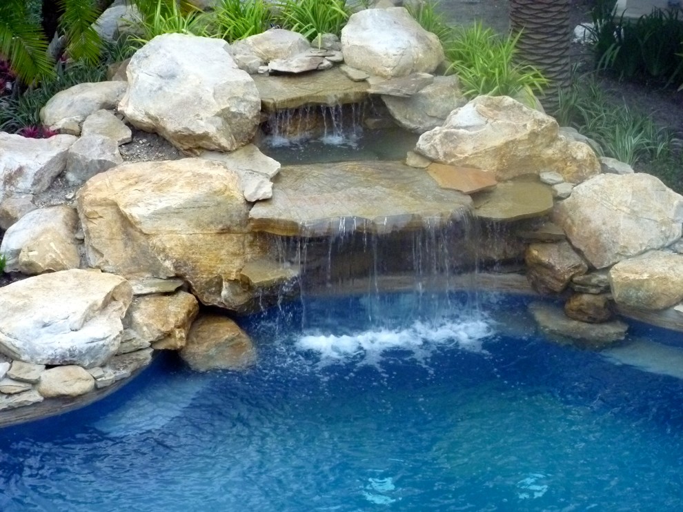 Idée de décoration pour un couloir de nage arrière tradition de taille moyenne et sur mesure avec un point d'eau et des pavés en pierre naturelle.