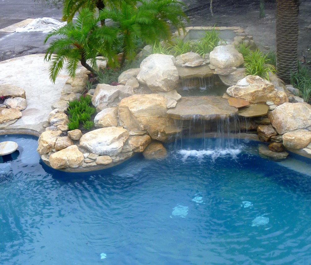 Источник вдохновения для домашнего уюта: спортивный бассейн среднего размера, произвольной формы на заднем дворе в классическом стиле с фонтаном и покрытием из каменной брусчатки