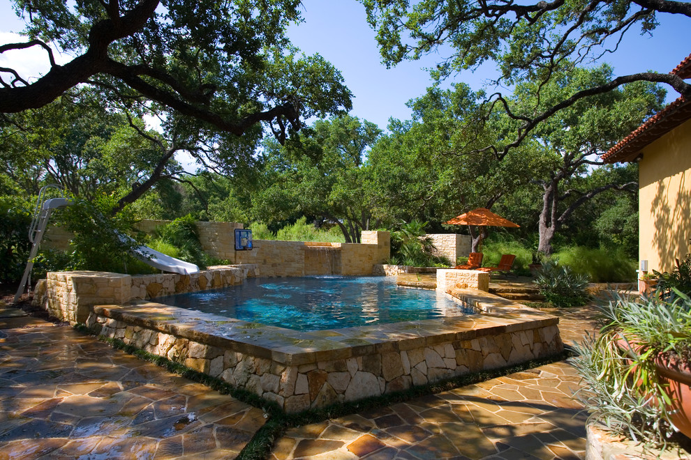 Aménagement d'une piscine naturelle et arrière classique de taille moyenne et sur mesure avec des pavés en pierre naturelle.