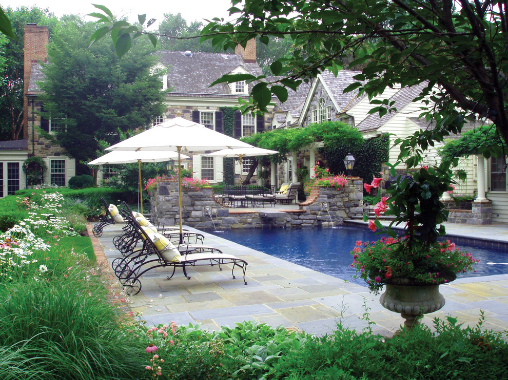 Foto di una piscina classica rettangolare dietro casa con fontane