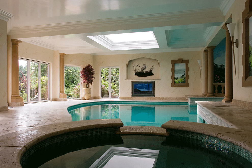 Идея дизайна: большой бассейн произвольной формы в доме в стиле кантри с домиком у бассейна и покрытием из каменной брусчатки
