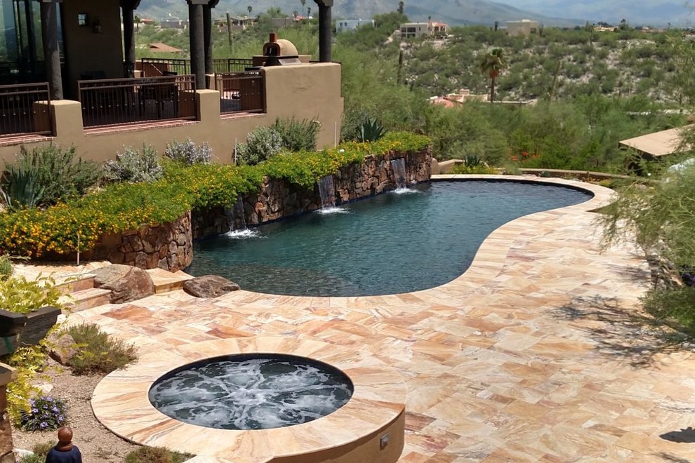 Foto på en stor funkis pool på baksidan av huset, med spabad och naturstensplattor