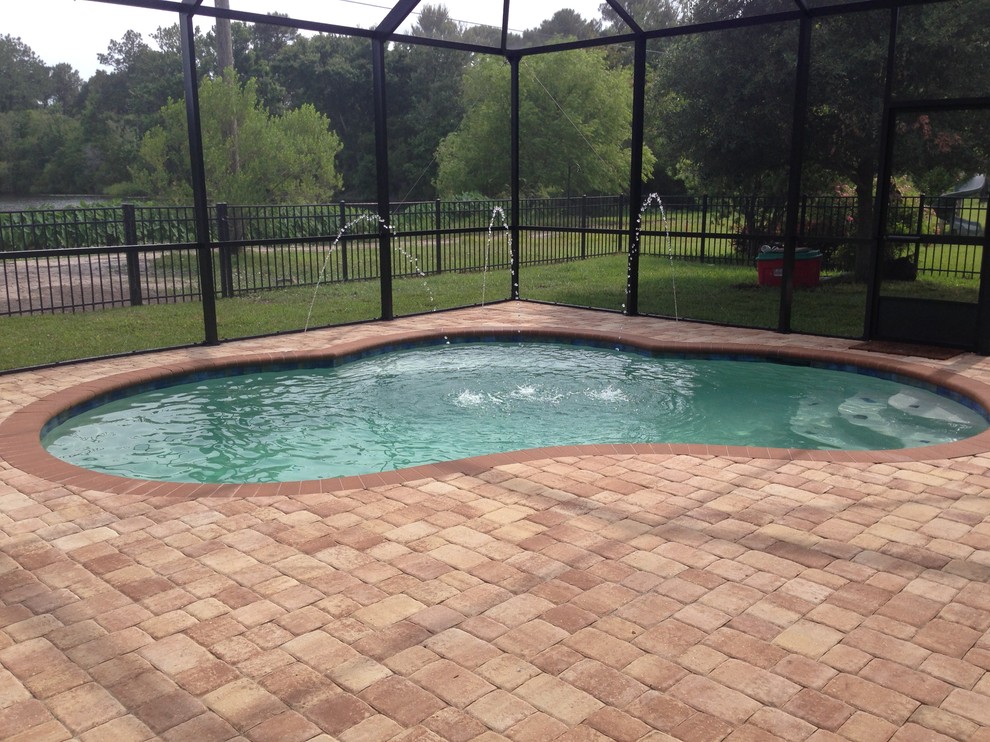 Idee per una piscina classica personalizzata di medie dimensioni e dietro casa con pavimentazioni in mattoni