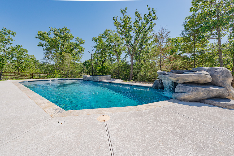 Идея дизайна: естественный бассейн среднего размера, произвольной формы на заднем дворе в классическом стиле с джакузи и покрытием из бетонных плит