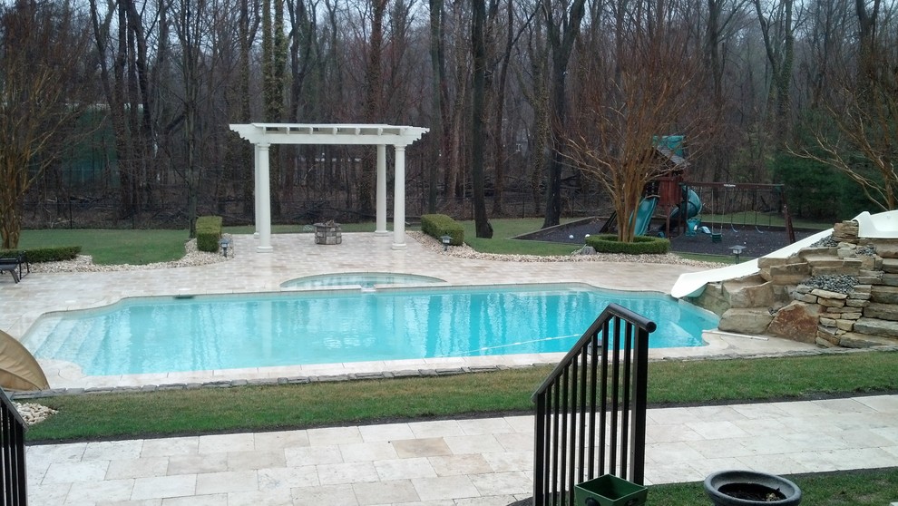 На фото: большой спортивный, прямоугольный бассейн на заднем дворе в стиле неоклассика (современная классика) с водной горкой и мощением тротуарной плиткой