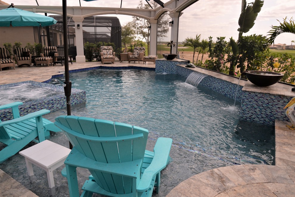 Идея дизайна: большой бассейн произвольной формы на заднем дворе в морском стиле с джакузи и покрытием из плитки