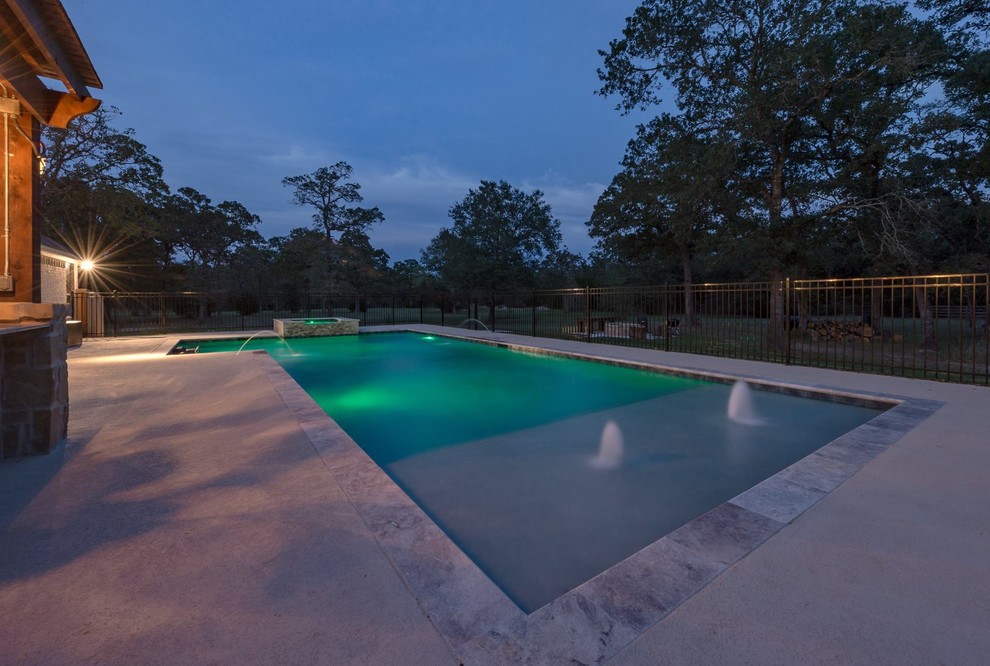 Ejemplo de piscinas y jacuzzis alargados minimalistas grandes a medida en patio trasero con entablado