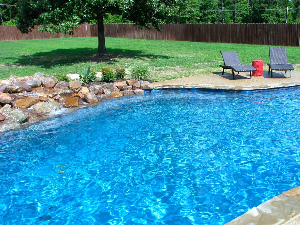 Idées déco pour une piscine arrière et naturelle classique de taille moyenne et sur mesure avec un point d'eau et une dalle de béton.