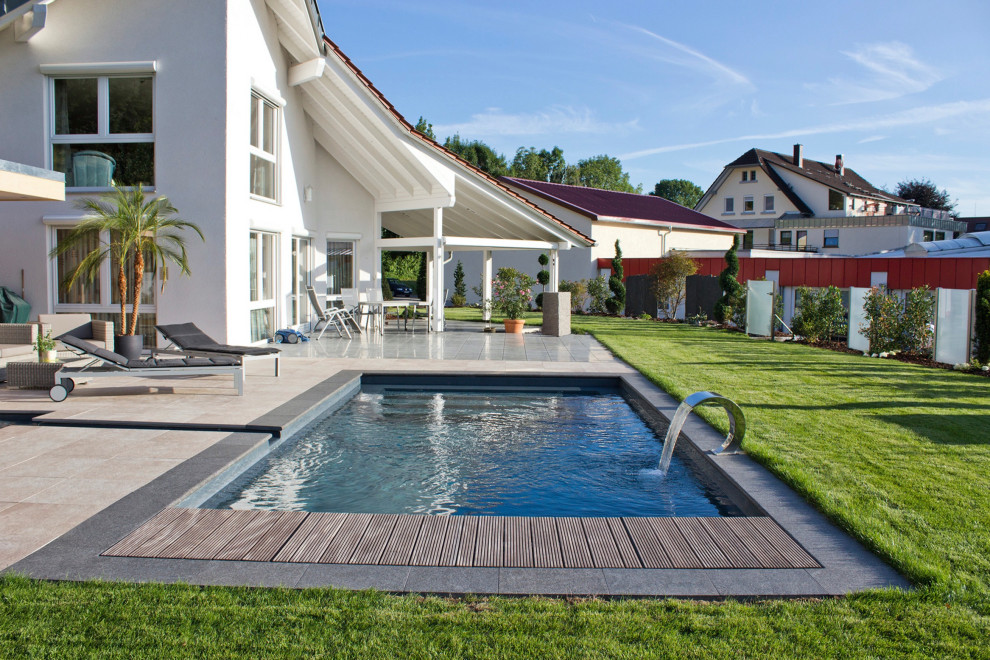 Idee per una piscina moderna rettangolare dietro casa
