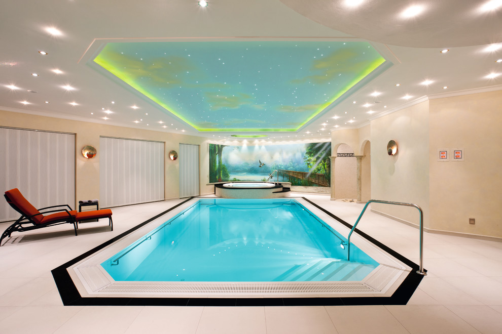 Inspiration pour une piscine intérieure traditionnelle de taille moyenne et sur mesure avec un bain bouillonnant et du carrelage.