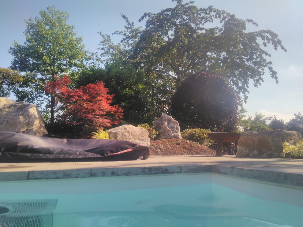 Kleiner Asiatischer Pool neben dem Haus in rechteckiger Form mit Pool-Gartenbau und Natursteinplatten in Sonstige